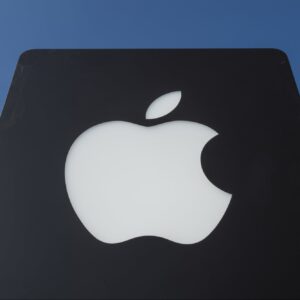 how much do engineers software developers and analysts make at apple see salary list
