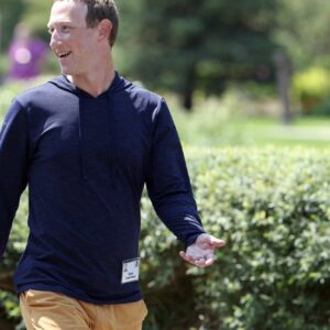 mark zuckerbergs personal wealth dropped by 71 billion this year more than jeff bezos and bill gates